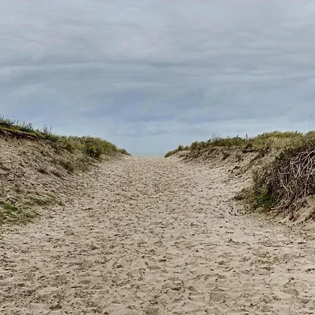 In Near Sandy Beaches, Cleaning Included Apartamento